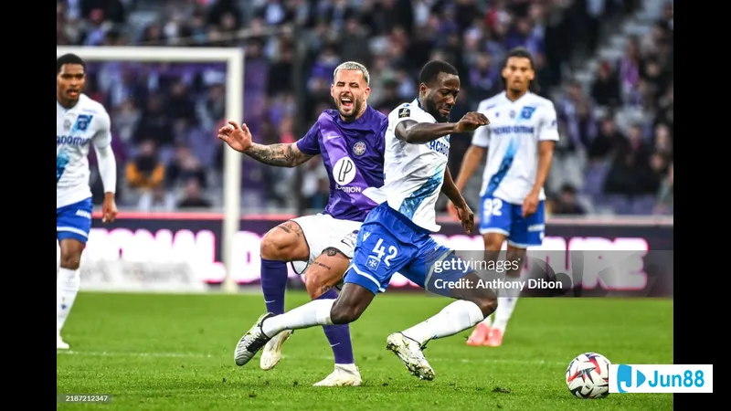 Các cầu thủ Auxerre và Toulouse đang tranh chấp bóng trên sân cỏ