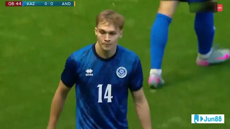 Cầu thủ U21 Andorra với áo đỏ đang chống đỡ trước sự áp đảo từ cầu thủ U21 Kazakhstan Cầu thủ U21 Andorra với áo đỏ đang chống đỡ trước sự áp đảo từ cầu thủ U21 Kazakhstan