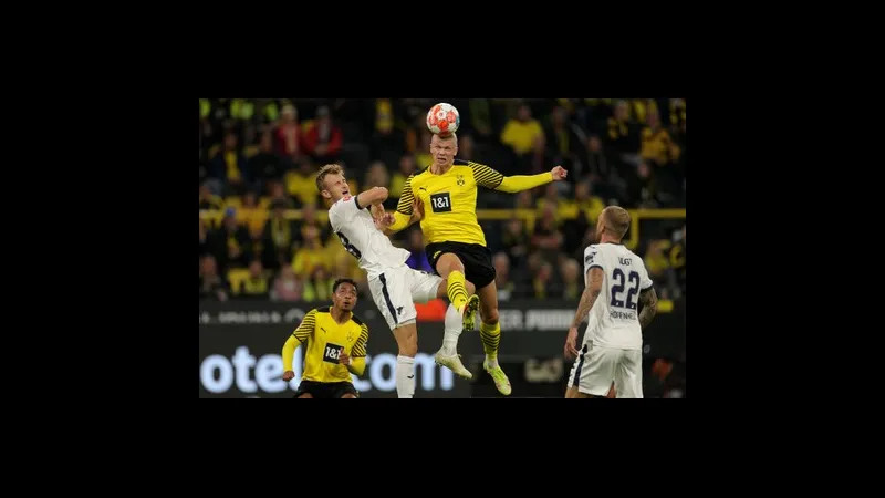 Cầu thủ Dortmund tạo khoảng trống trước hậu vệ Hoffenheim để nhận đường chuyền từ đồng đội