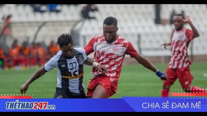 Cầu thủ Lubumbashi Sport chiến đấu gắt gao để giữ bóng khỏi hậu vệ của đội Manika.