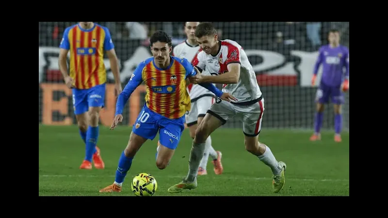 Cầu thủ Real Avila dũng cảm cản phá cú sút nguy hiểm của cầu thủ Rayo Vallecano