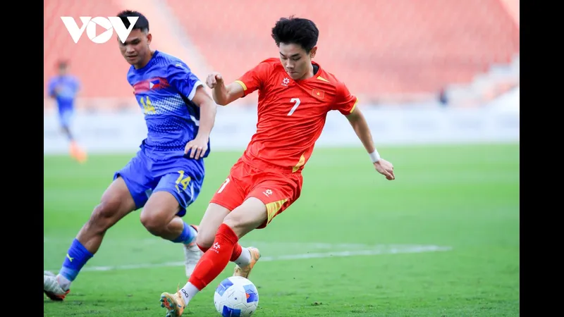 Cầu thủ U22 Việt Nam vượt qua hậu vệ U22 Thái Lan trong trận đấu quyết liệt