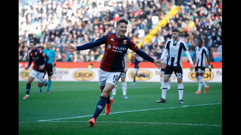 Cầu thủ của Udinese đang tung cú sút mạnh mẽ vào khung thành của Genoa