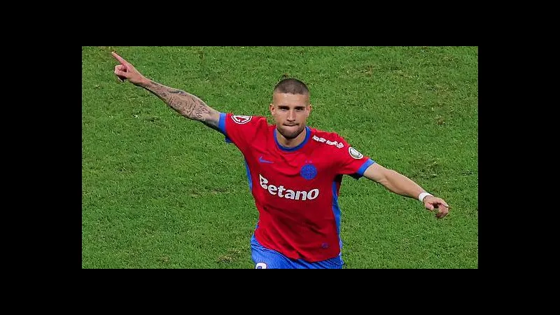 Cầu thủ FCSB và Fenerbahce cạnh tranh quả bóng trên sân