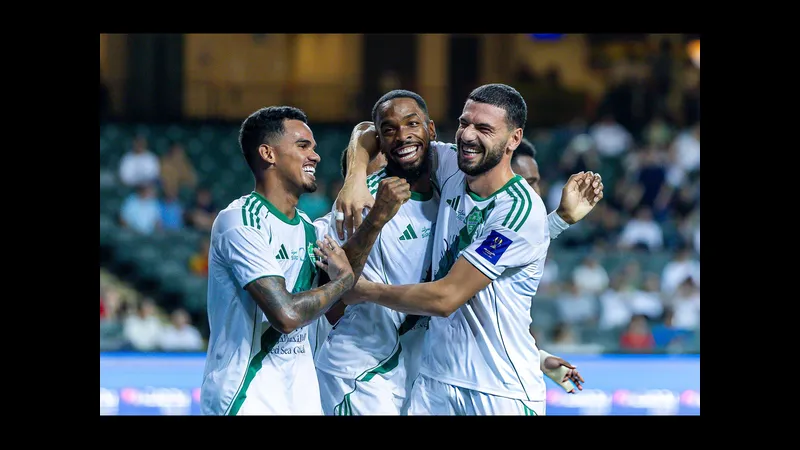Cầu thủ Al Ahli SC và Al Najma tranh chấp quả bóng trên sân cỏ