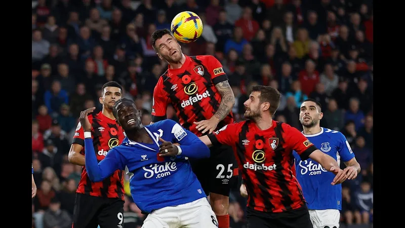 Cầu thủ của Everton và Bournemouth tranh chấp trên sân cỏ