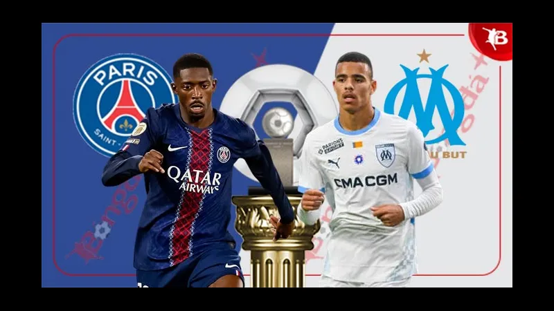 Cầu thủ PSG và Marseille tranh chấp quả bóng trên sân cỏ