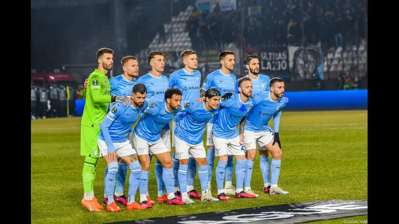 Cầu thủ Napoli và Lazio tranh chấp quả bóng trên sân